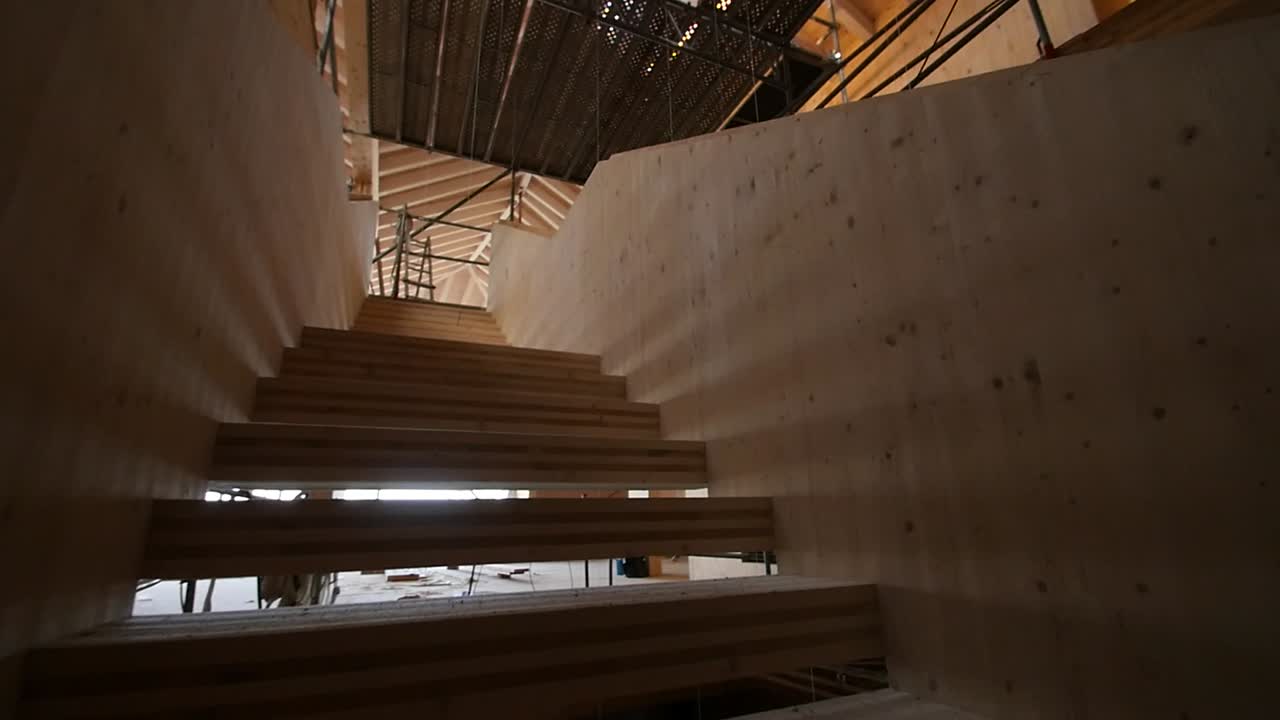 sitio de construcción en construcción con escaleras y paredes y techo de madera.