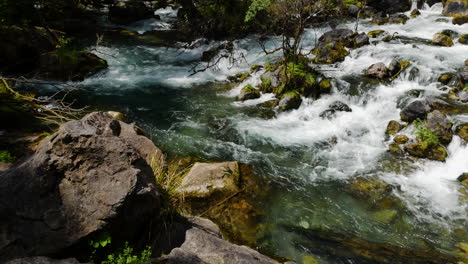 Mehrere-Kleine-Wasserfälle-Entspringen-An-Sonnigen-Tagen-In-Neuseeland-In-Den-Tropischen-Tarawera-Fluss