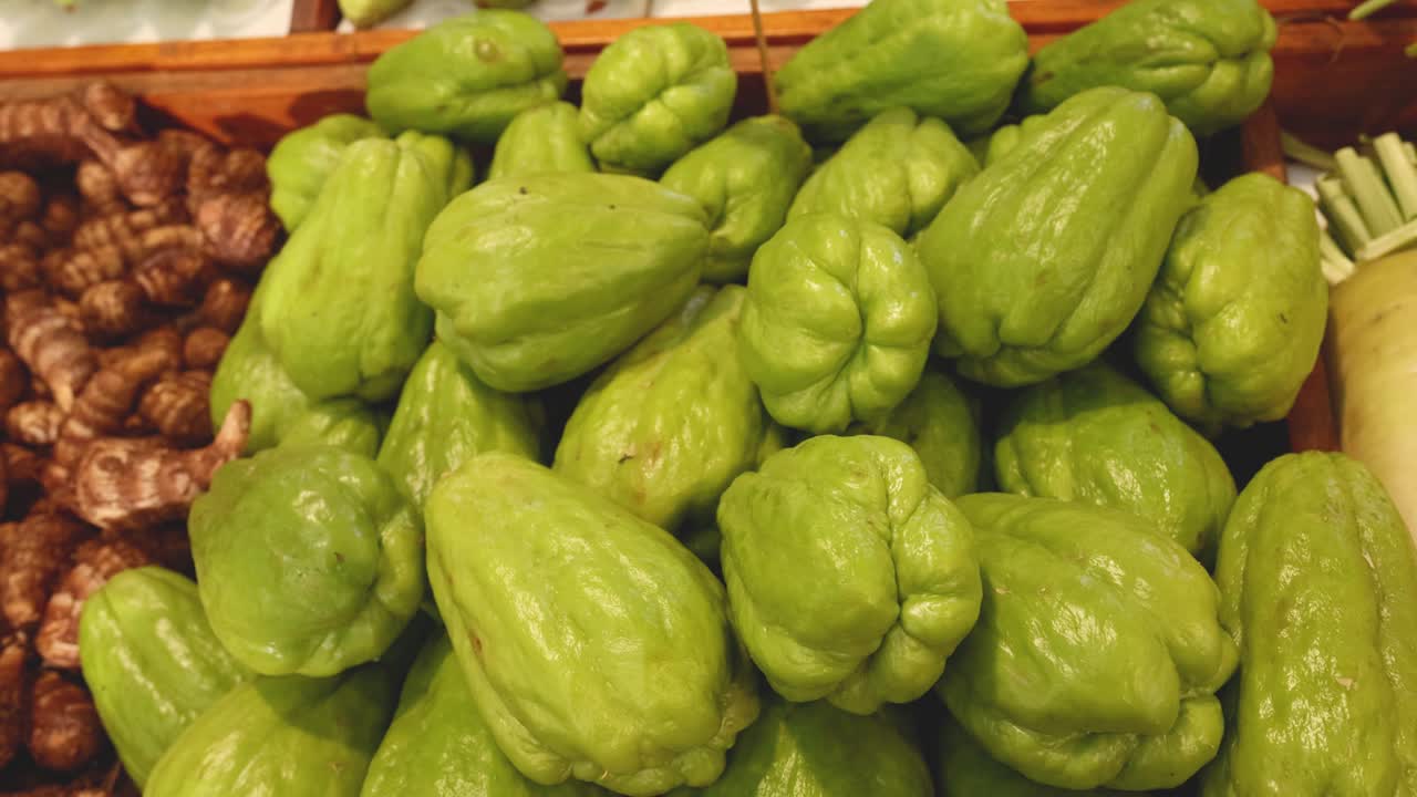 chayote y rábano chino exhibidos en el mercado