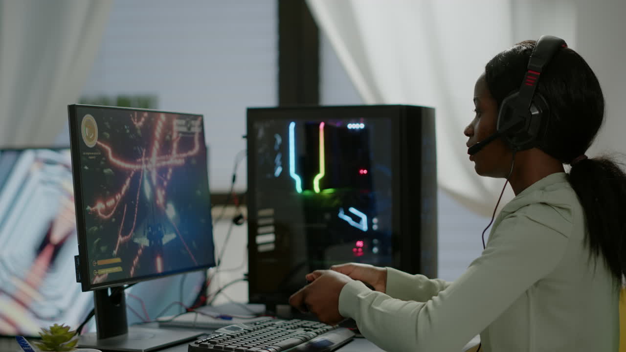 una mujer africana que juega a videojuegos en línea y pierde