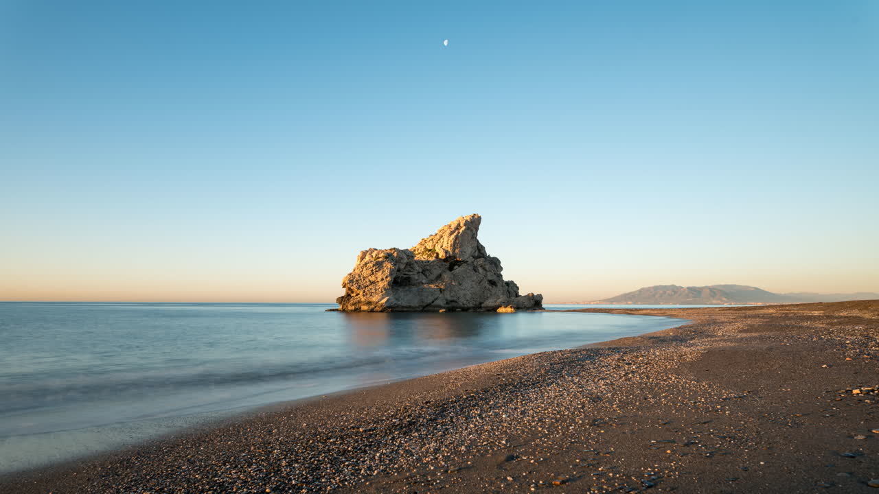 восход солнца у скалы в море на пляже малаги в испании