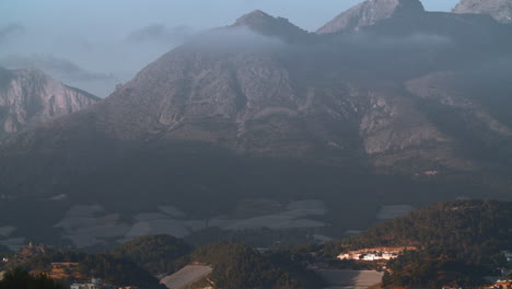 Paisaje-De-Montaña-Con-Pueblo-E-Invernaderos-En-La-Parte-Inferior-De-España.