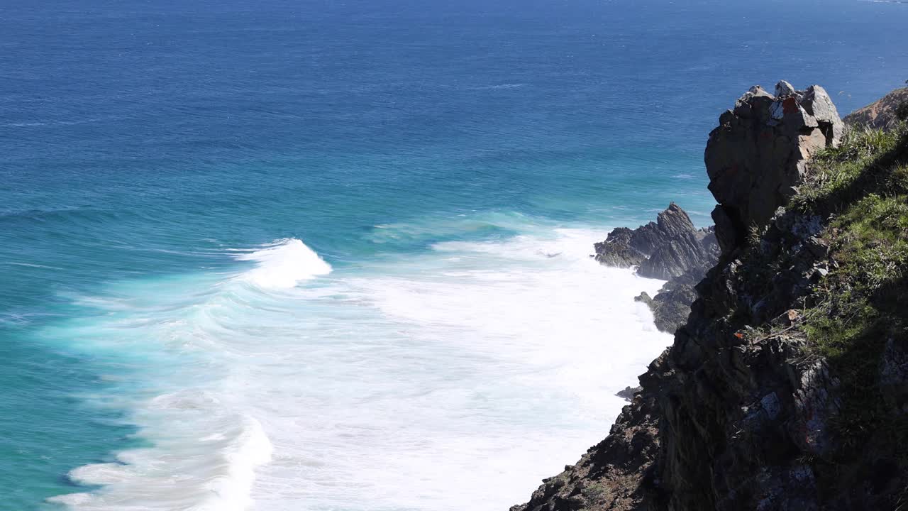 olas oceánicas dinámicas golpeando una costa escarpada