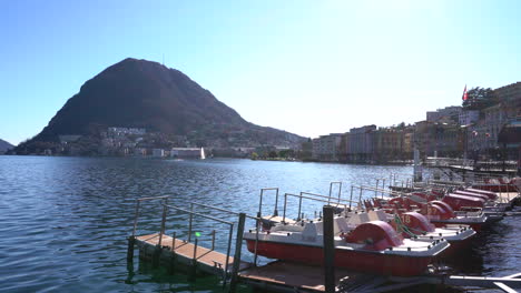 hidropedales y botes en un pequeño muelle frente a la pasarela