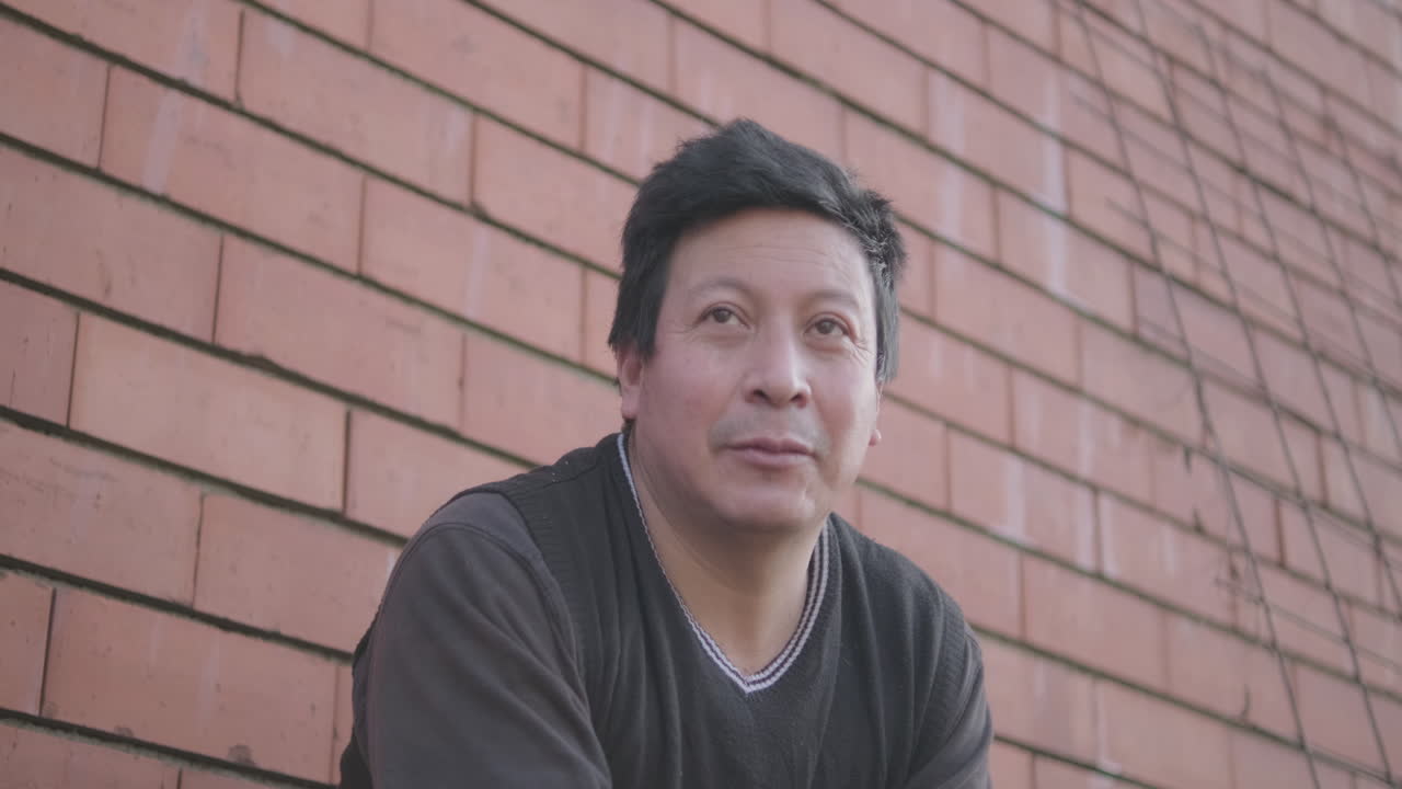 에콰도르 노동자가 오후 휴식 시간에 앉아서 휴식을 취하면서 이야기하고 있다 - 중간 샷