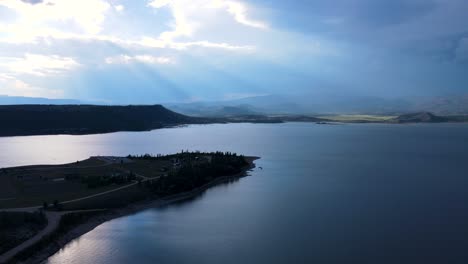 Sol-Brillando-A-Través-De-Las-Nubes-Sobre-El-Lago-Granby-En-Colorado-|-Vista-Panorámica-Aérea-|-Verano-2021