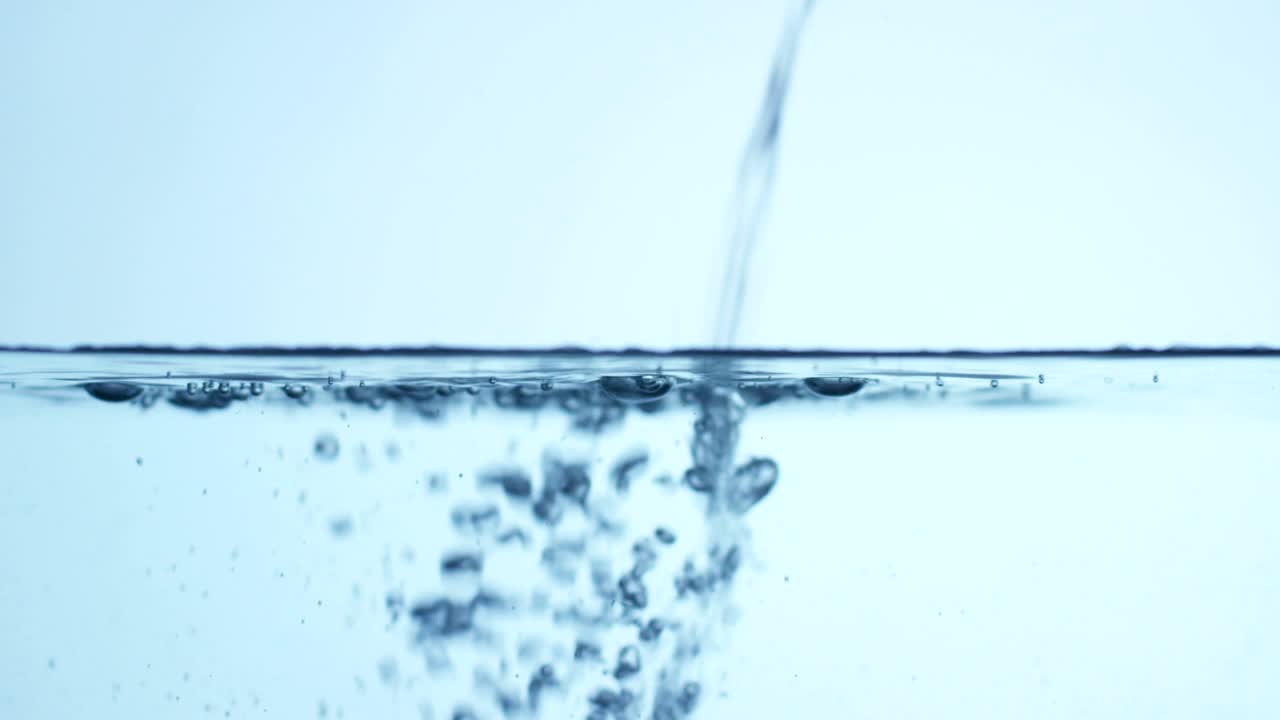 순수한 물, 크리스탈은 느린 동작으로 떨어지고 신선한 소용돌이를 방출합니다. 물은 가장 높은 빙하에서 온다.