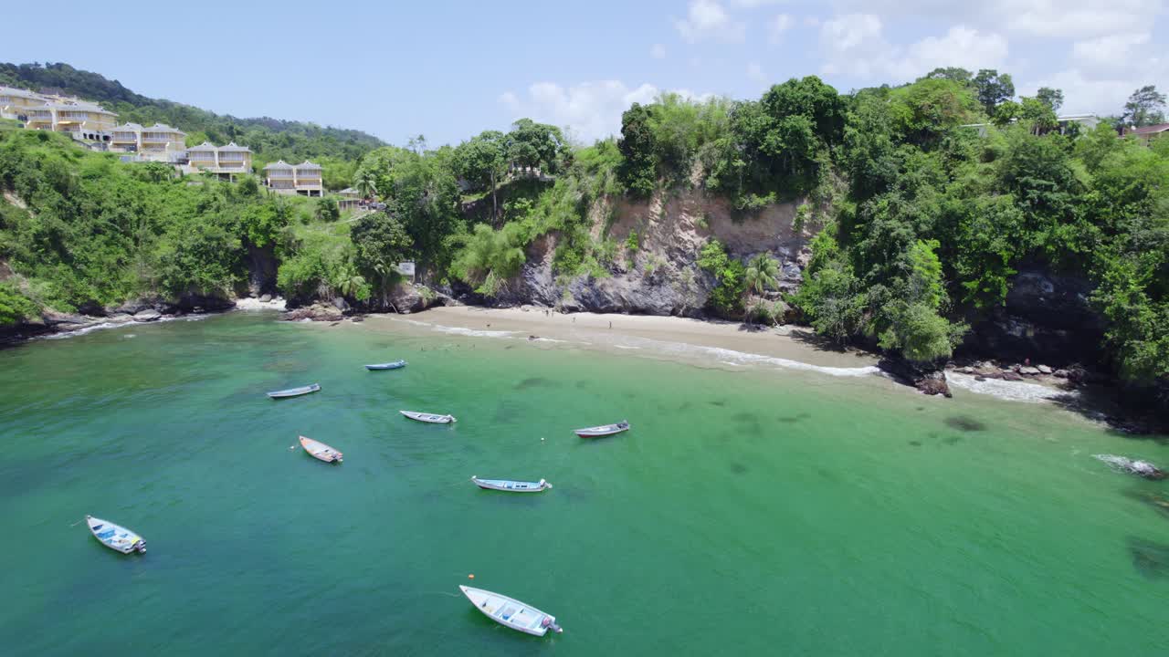 Splendida vista aerea di una spiaggia della costa nord con acque verdi dell'isola tropicale caraibica di Trinidad e Tobago