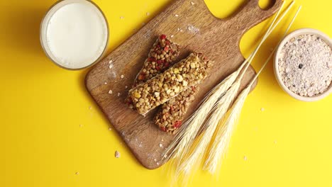 Cereal-bars-and-oats-on-wooden-board