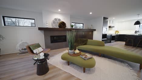Modernes-Wohnzimmer-Mit-Einer-Langen-Grünen-Couch,-Einem-Kamin-Und-Einigen-Retro-Designs-Und--Dekorationen