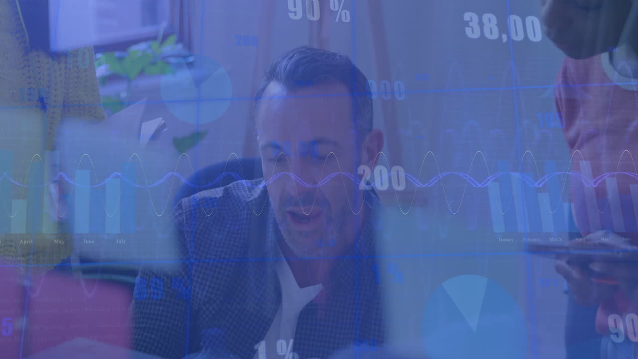 다양한 동료들이 비정상적인 사무실에서 대화를 나누는 차트 및 데이터 처리의 애니메이션