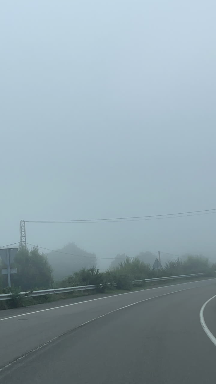안개가 가득한 고속도로 풍경
