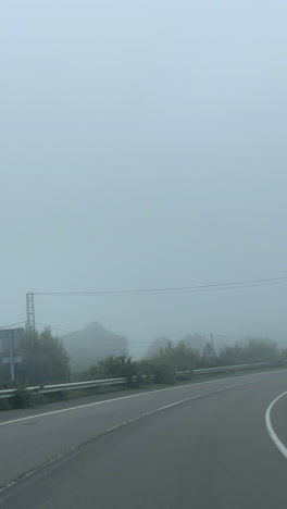 el paisaje de la autopista con niebla