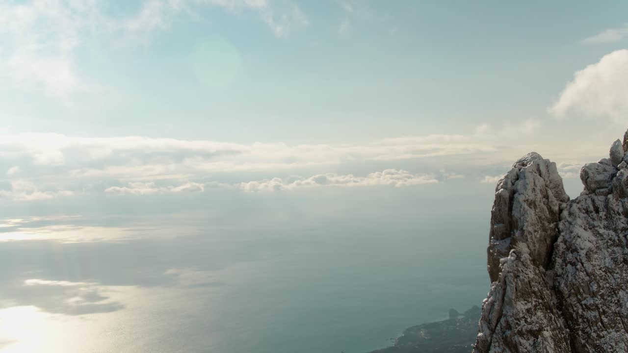 바다 를 볼 수 있는 눈 인 산꼭대기