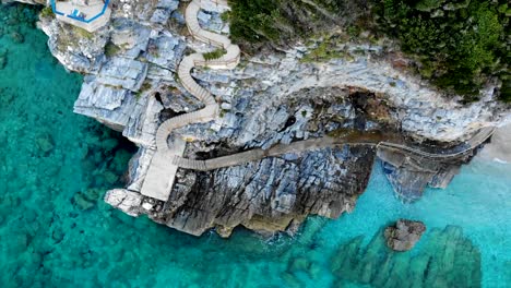 Die-Steile-Treppe-Zum-Strand-Windet-Sich-Entlang-Eines-Felsens