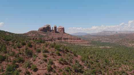 Eine-Luftaufnahme-Der-Wunderschönen-Landschaft-Von-Sedona,-Arizona-Im-Frühling,-Umgeben-Von-Bergen-An-Einem-Klaren-Tag