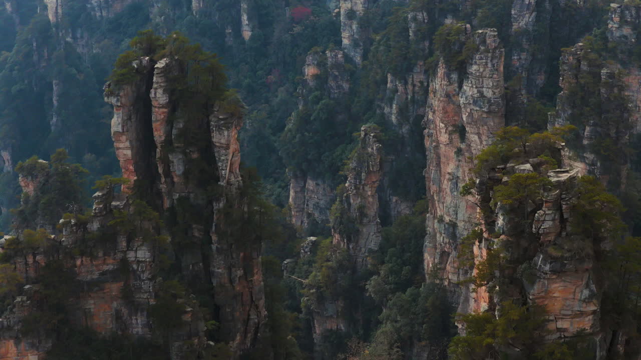 Paesaggio geologico surreale del Parco forestale nazionale di Zhangjiajie in Cina. Ripresa aerea con drone