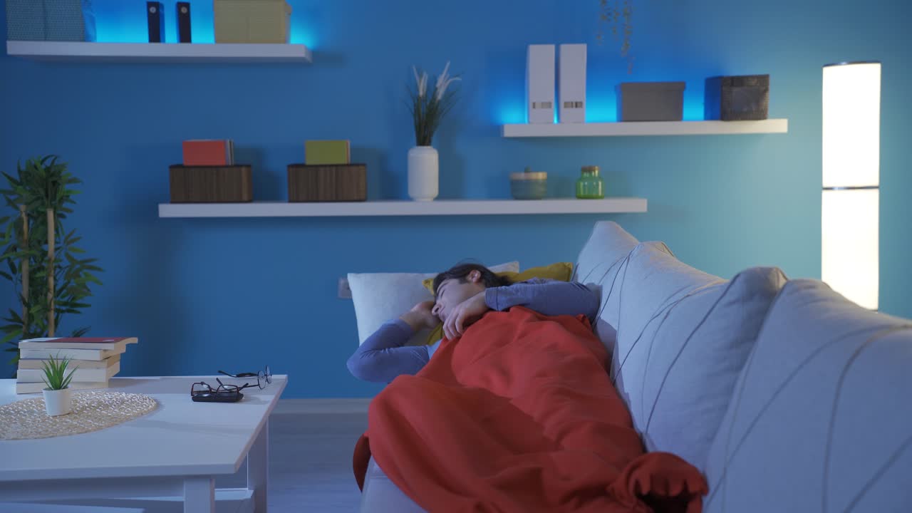 집에서 잠을 자려고 하는 남자는 잠을 잘 수 없습니다. 그는 잠을 자는 문제가 있습니다.