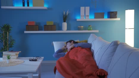 el hombre que trata de dormir en casa no puede dormir. tiene un problema de sueño.