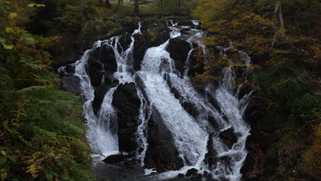 swallow falls cascada que fluye hacia abajo en la pared rocosa en el norte de gales