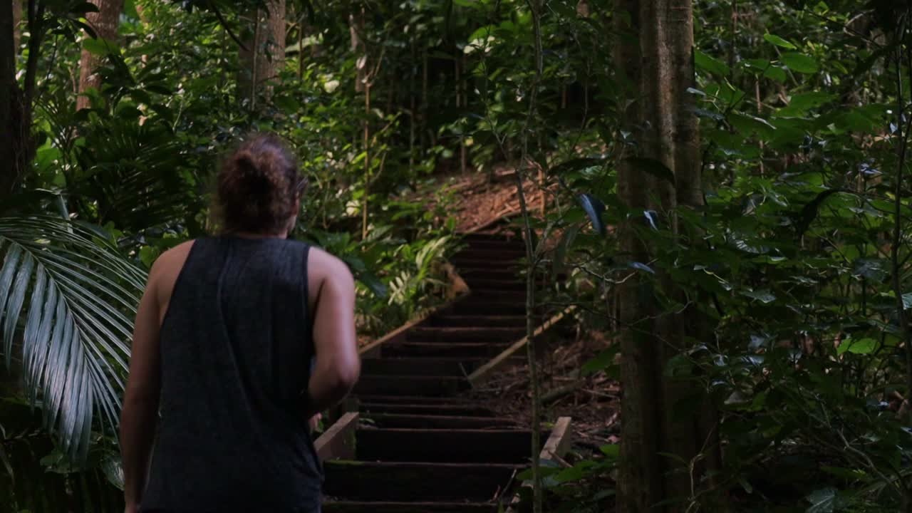 젊은 관광객 은 식물원 환경 을 돌아다니고 있다