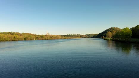 melton lake in oak ridge, tennessee bij zonsondergang