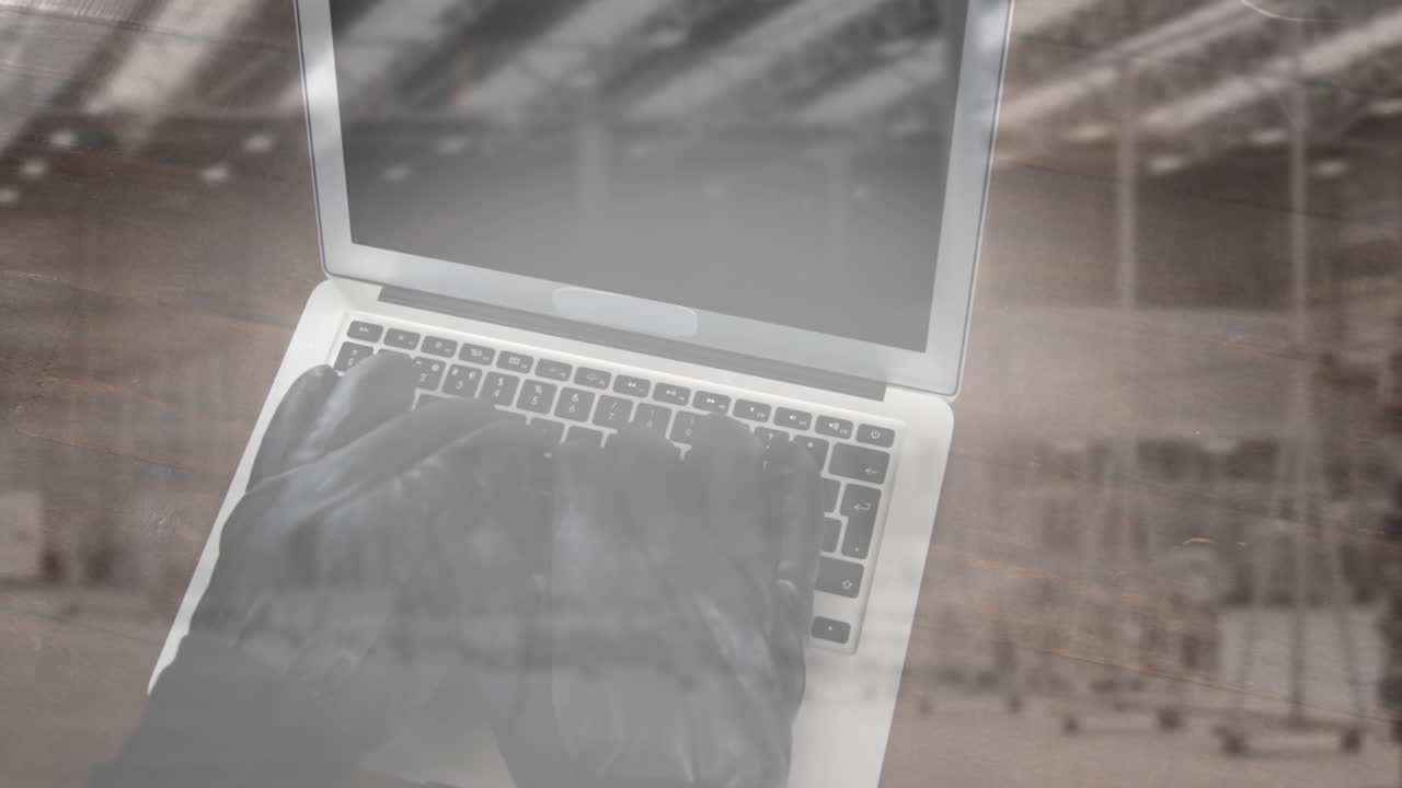 창고 에 상자 들 이 쌓여 있는 노트북 을 사용 하는 장갑 을 입은 해커 의 애니메이션