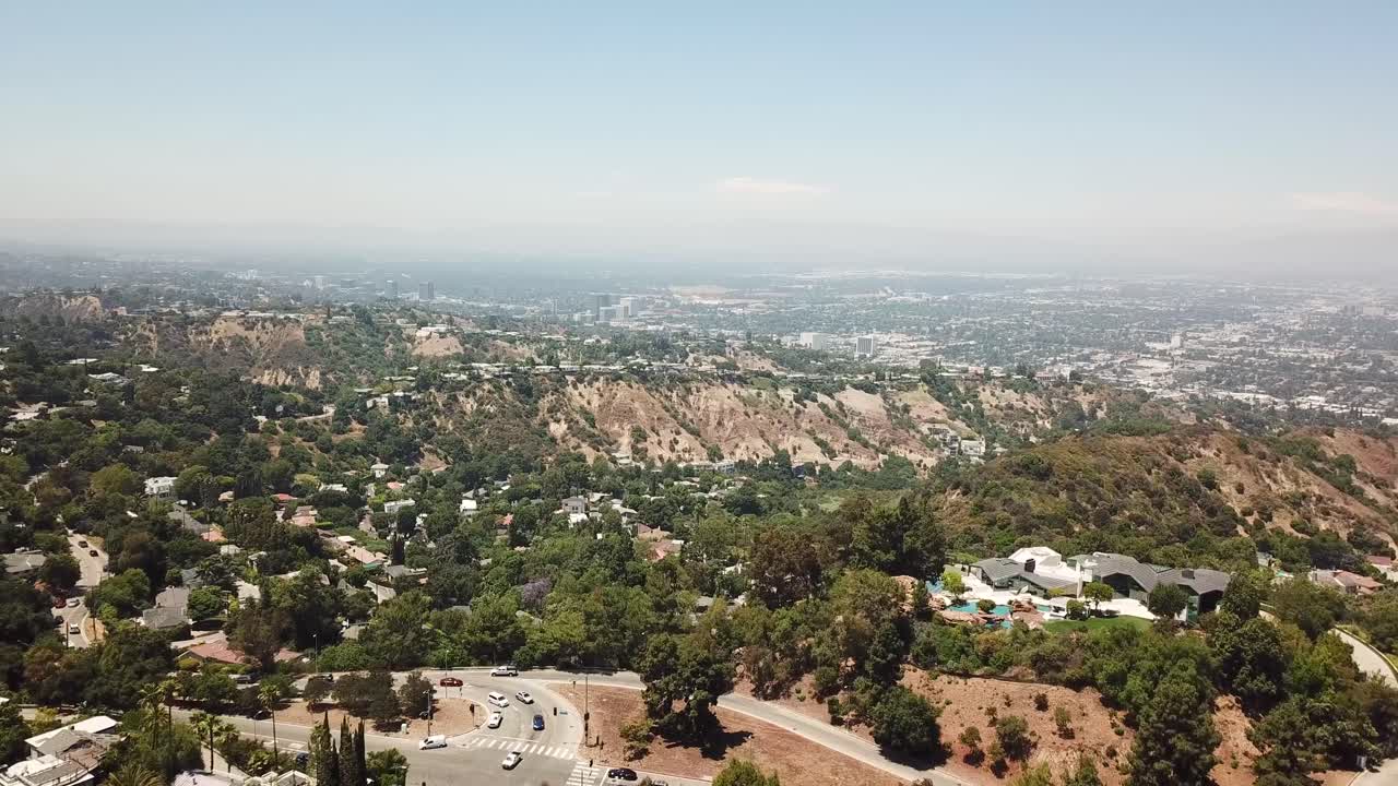 베버리 힐스 (beverly hills) 와 셔먼 오크스 (sherman oaks) 는 캘리포니아 주 로스앤젤레스의 산 페르난도 리 (san fernando valley) 에 있는 공중 사진으로, 은 여름날의 언덕에 있는 저택과 부지들이다.