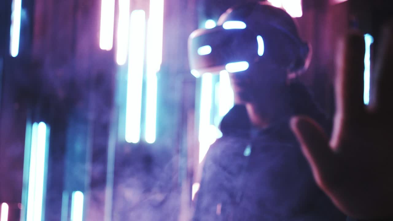 uomo del raccolto che indossa un auricolare vr che muove le mani nella nebbia