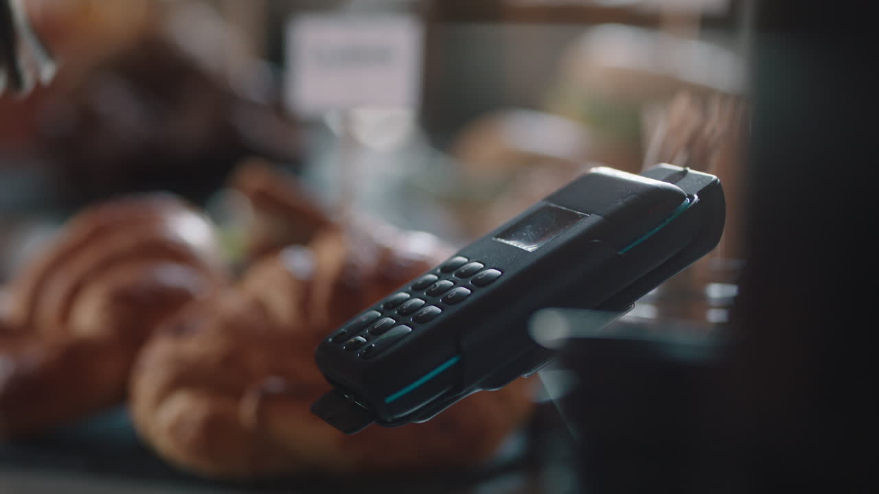 클로즈업 고객이 신용카드를 사용하여 결제합니다. 카페에서 접촉없는 결제, 레스토랑 커피 ⁇ 에서 무선 거래로 돈을 지출합니다.