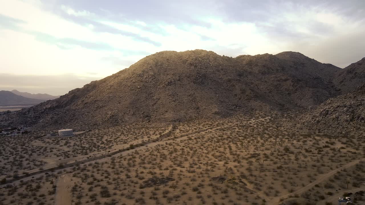 여름 동안 캘리포니아 애플 밸리의 덥고 건조한 높은 사막 마을 근처 벨 산의 드론 비행 영상