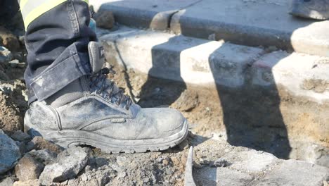 trabajador con botas de seguridad durante la construcción de carreteras