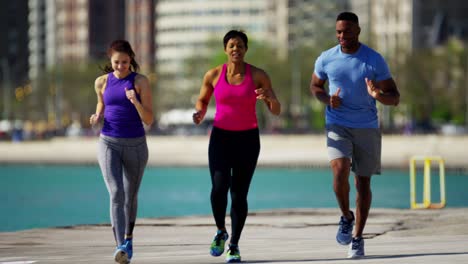 hombres y mujeres multiétnicos entrenamiento de pérdida de peso al aire libre