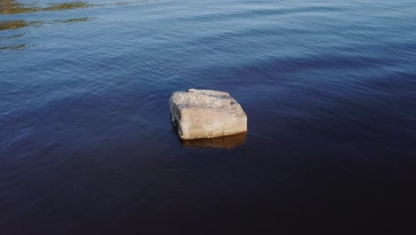 Felsen,-Großer-Felsen-In-Einem-Wasser-Mit-Blauen-Wellen-Und