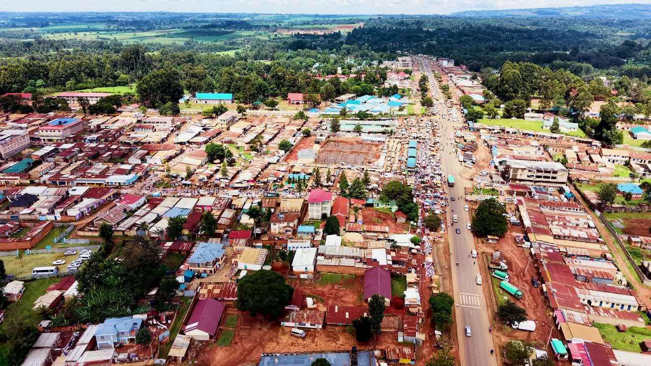 Drone in volo sopra l'insediamento rurale del Kenya, fattorie in Kenya