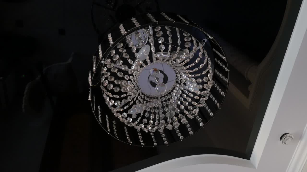 내부의 천장에 매달린 아름다운 크리스탈 들리어 둥근 모양의 클로즈업