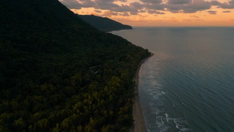 Puesta-De-Sol-épica-En-La-Selva-Tropical-De-Daintree-De-La-Tribulación-Del-Cabo-Tropical