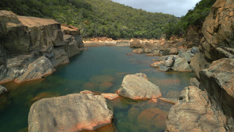 Der-Yaté-Fluss-George-Entwässert-Den-Riesigen-Lac-De-Yaté-In-Grande-Terre,-Neukaledonien-–-Luftstoß