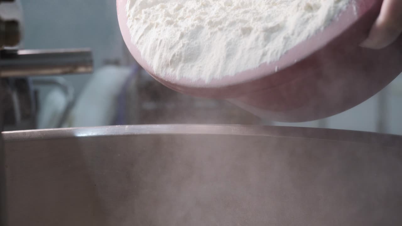 기 위해 혼합 그 에 밀가루 를 부어 넣는 것