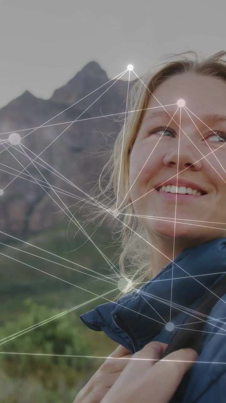 Video verticale: Donna che reagisce a uno zoom, tenendo una cinghia, girandosi e sorridendo, con nodi tecnologici sovrapposti alla scena