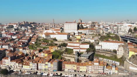 Schwenk-Auf-Porto-Riberia-Und-Den-Fluss-Douro