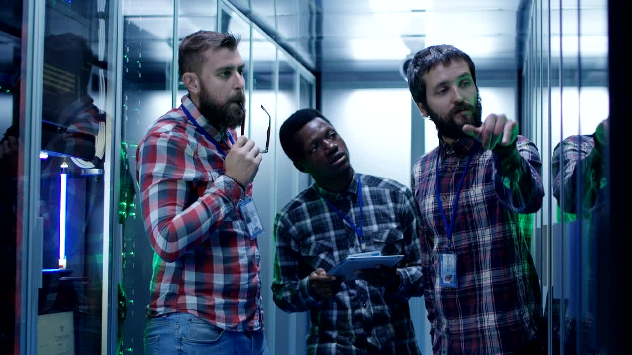 coworking ingenieros de ti diagnosticando el hardware del servidor