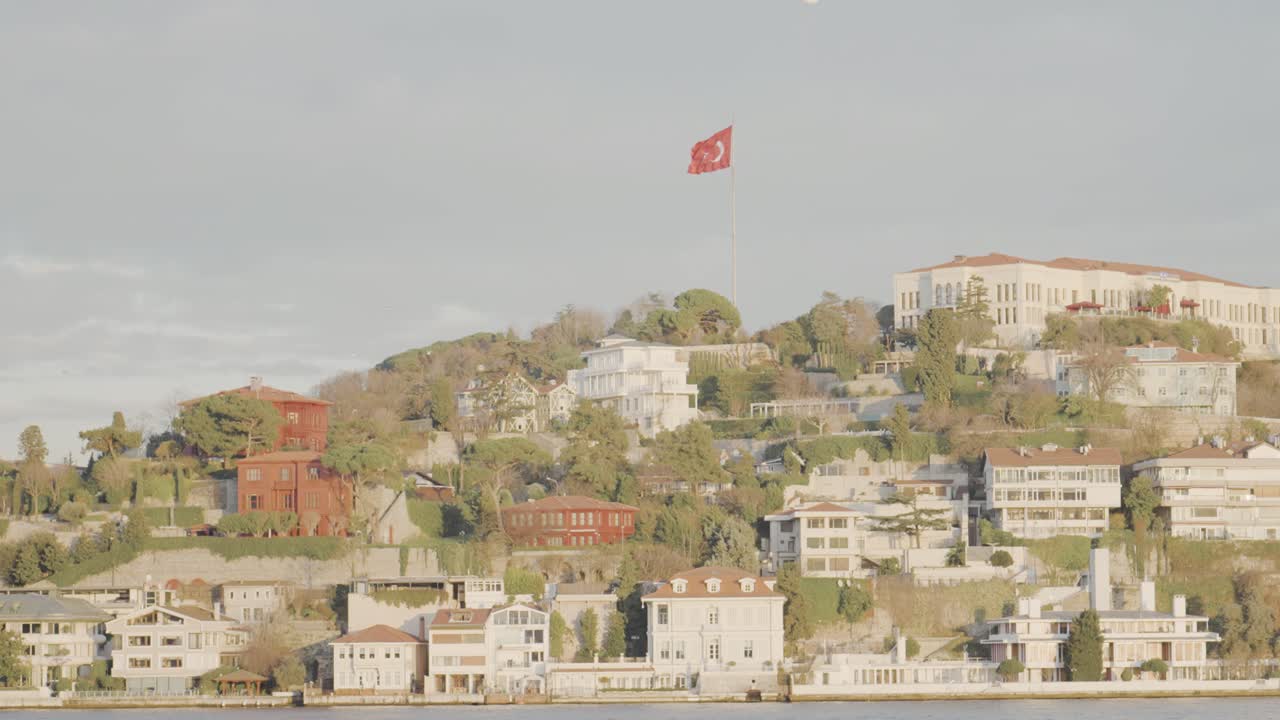 이스탄불 도시 풍경, 언덕에 있는 주택, 터키 국기