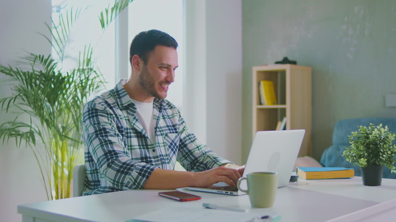 hombre disfrutando de su éxito