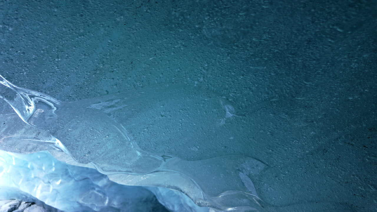 Primo piano dell'interno ghiacciato del ghiacciaio del Morteratsch, Svizzera, atmosfera serena