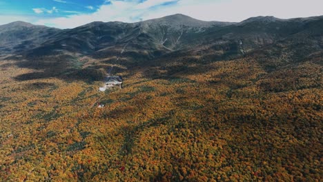 Luftaufnahme-Des-Bergtals-Und-Der-Herbstwälder---Drohnenaufnahme