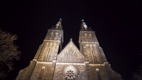 Vorderseite-Der-Kirche-St.-Peter-Und-Paul-Bei-Nacht,-Vysehrad,-Prag,-Tschechien