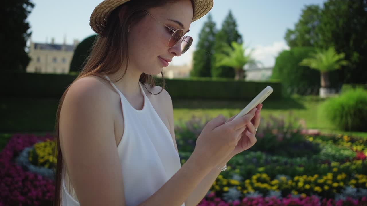 공원에서 스마트폰을 사용하는 젊은 여성