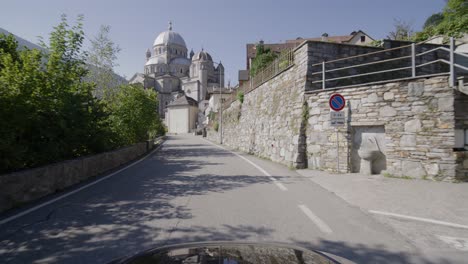 Fahren-Auf-Einer-Schmalen-Bergstraße-In-Einem-Wald-In-Den-Italienischen-Alpen