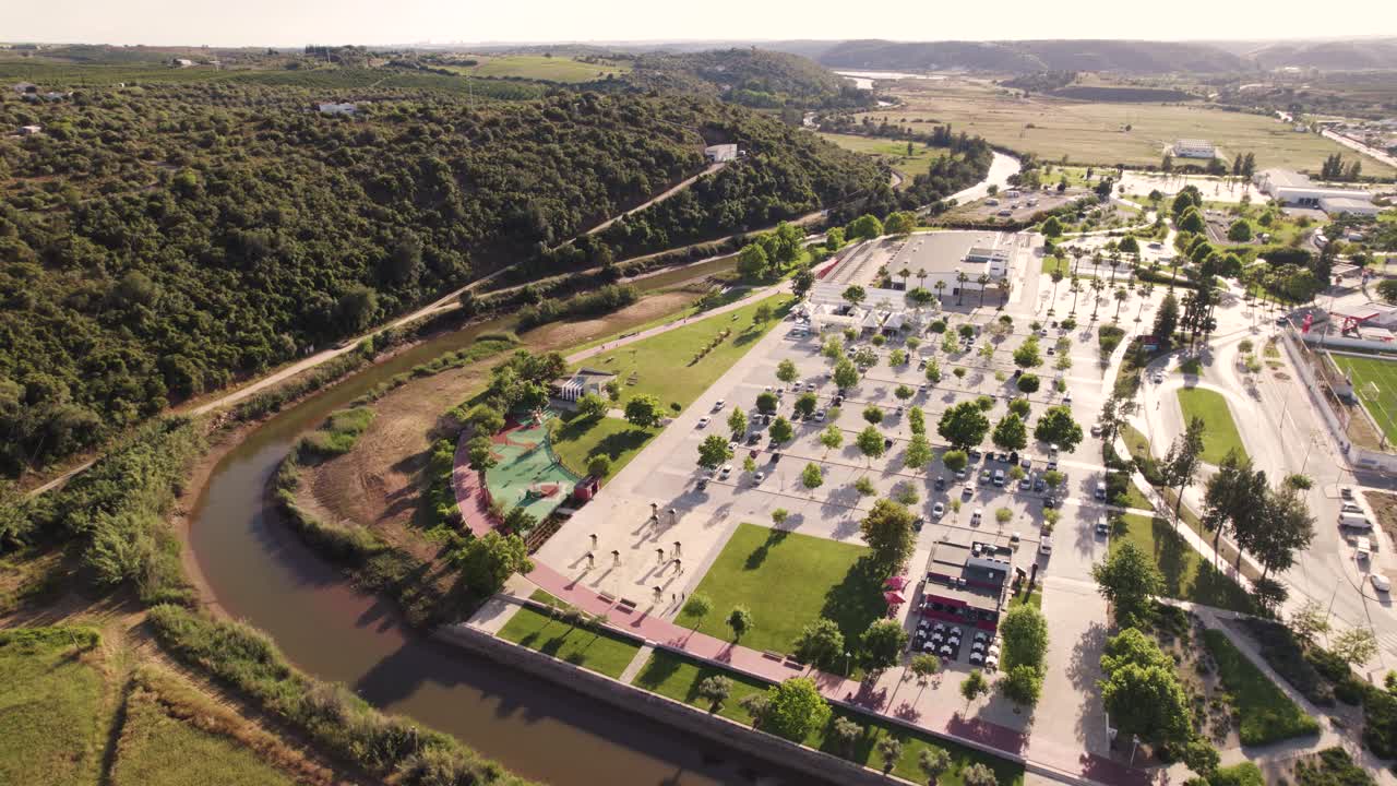 vista aérea del complejo de piscinas municipales de silves rodeado por el río arade